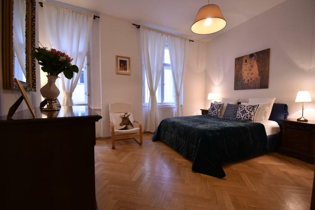 Cozy Flat By The Astronomical Clock Apartamento Praga Exterior foto