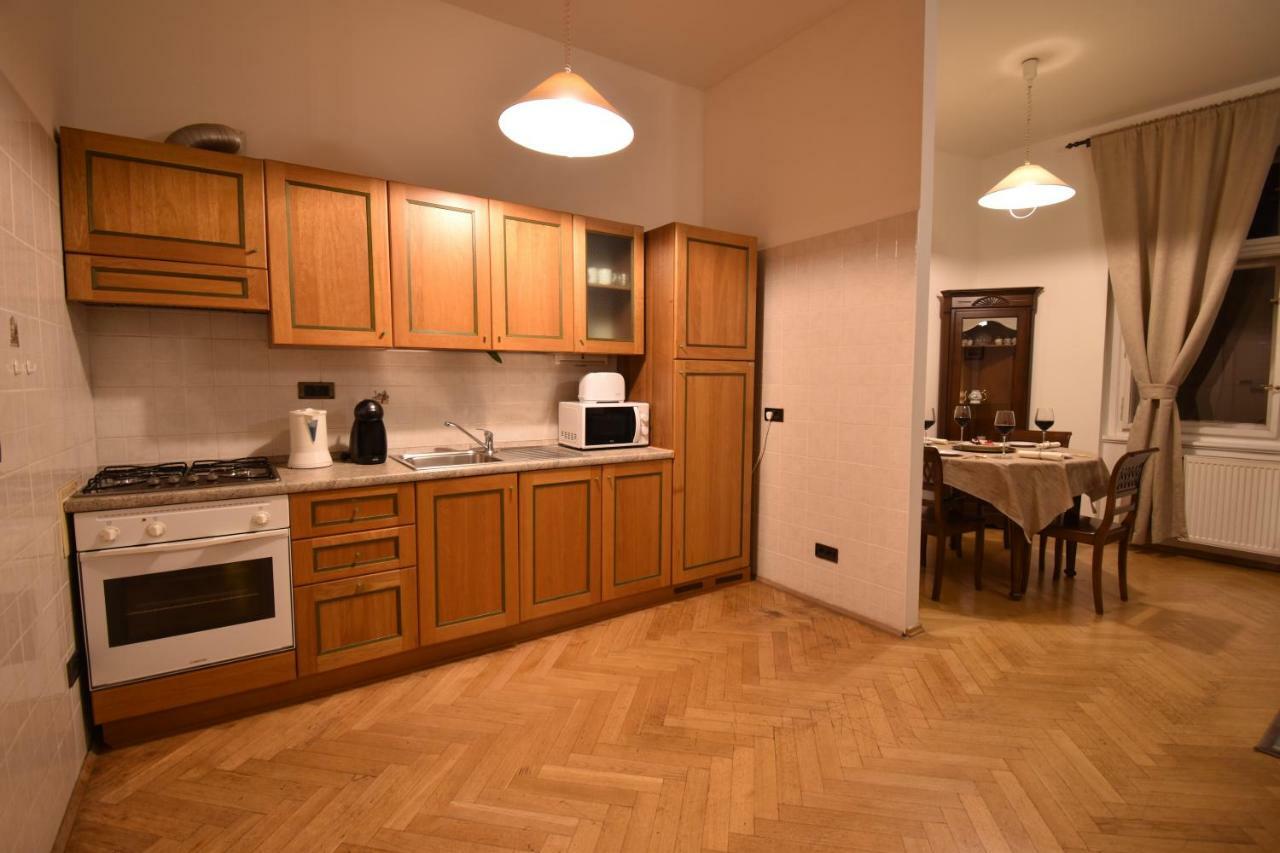 Cozy Flat By The Astronomical Clock Apartamento Praga Exterior foto