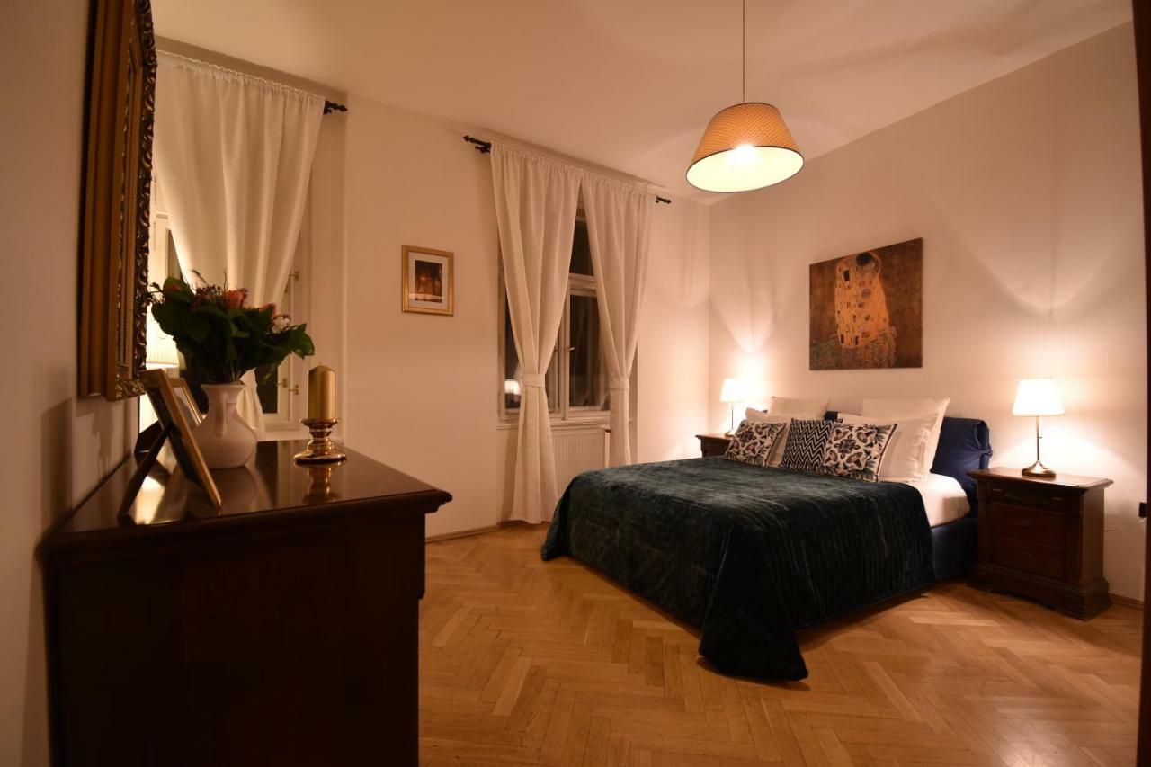 Cozy Flat By The Astronomical Clock Apartamento Praga Exterior foto