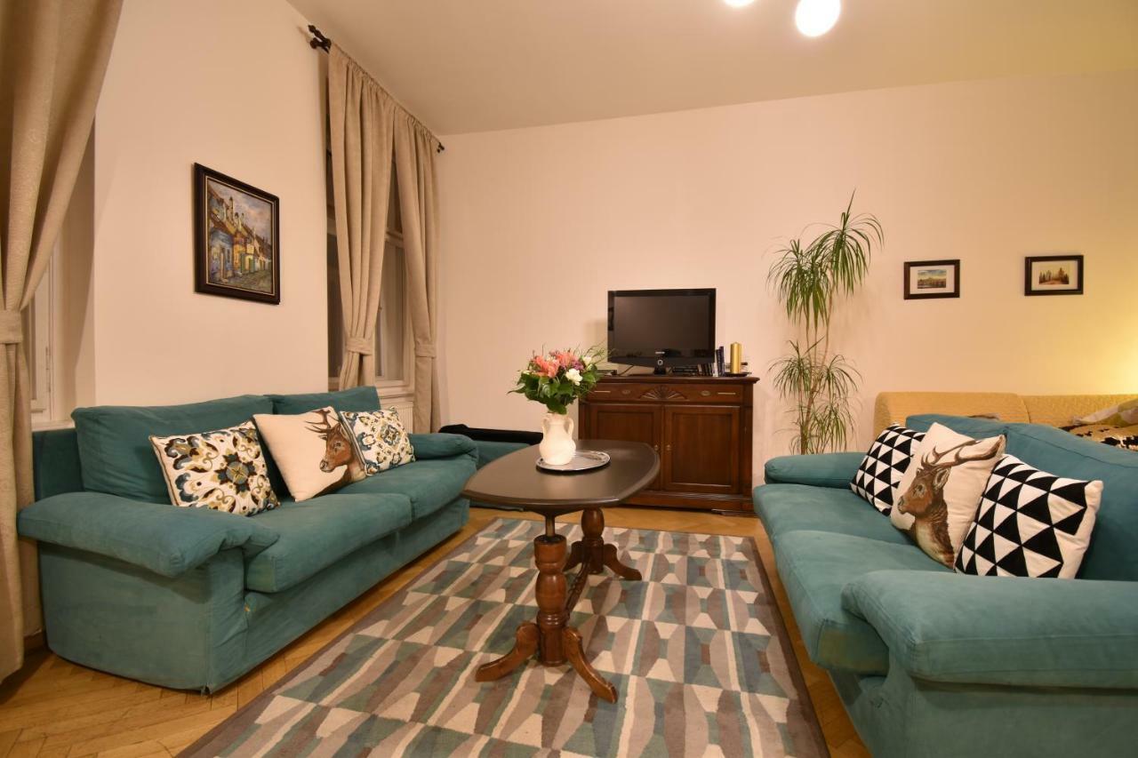 Cozy Flat By The Astronomical Clock Apartamento Praga Exterior foto
