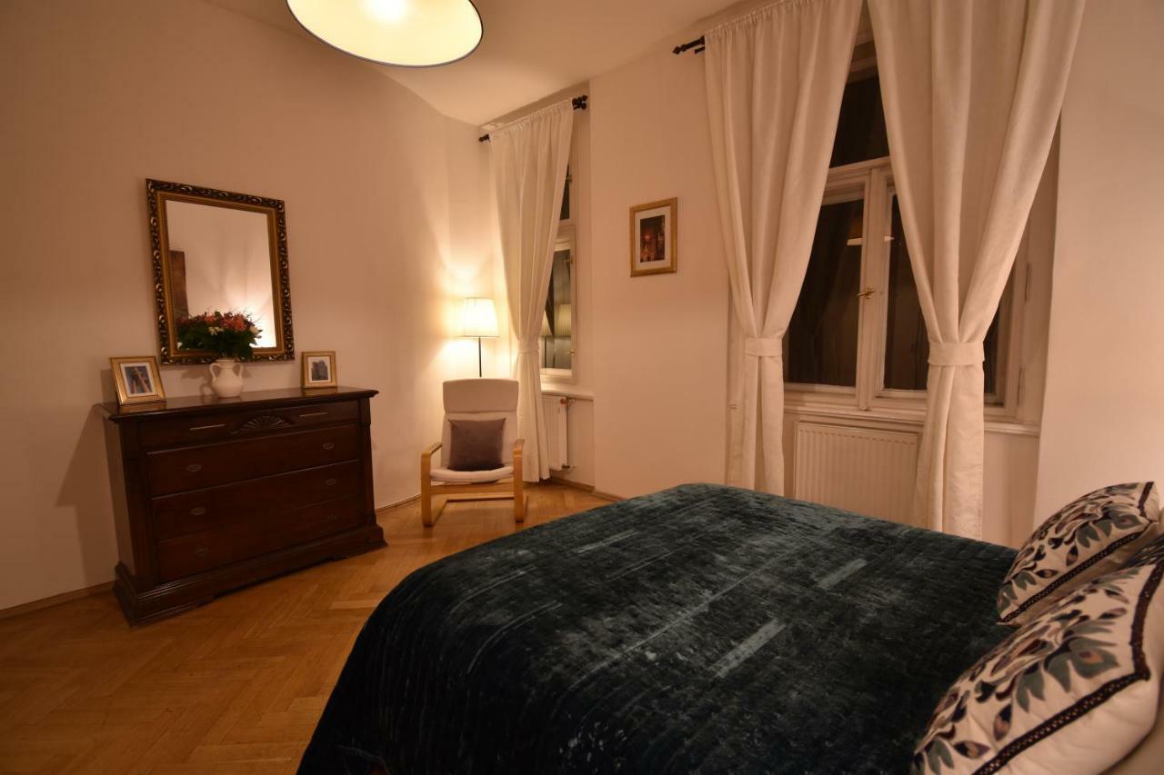 Cozy Flat By The Astronomical Clock Apartamento Praga Exterior foto