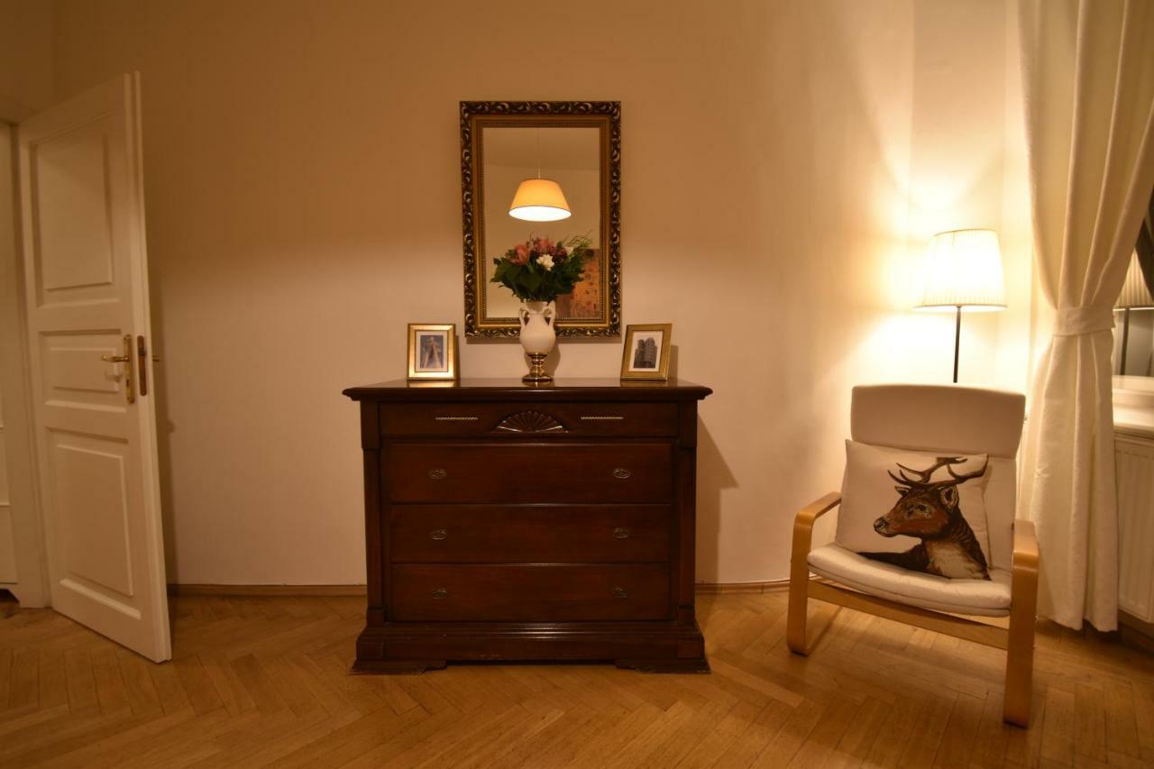 Cozy Flat By The Astronomical Clock Apartamento Praga Exterior foto